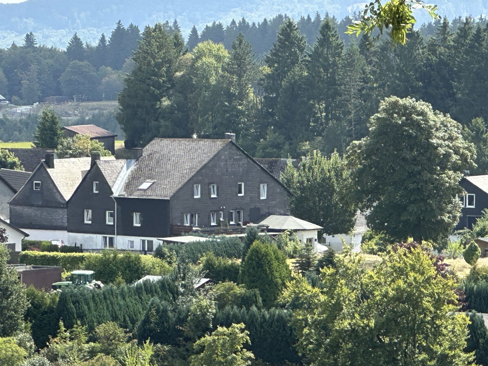 Sommerlicher Blick über das Dorf und die grünen Hügel des Rothaargebirges